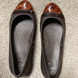 Women’s Size 7W Brown Croc Flats PreOwned